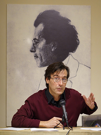 Juan Lucas durante su conferencia sobre "Muerte en Venecia" de Benjamin Britten en La Quinta de Mahler el día 27 de noviembre.
