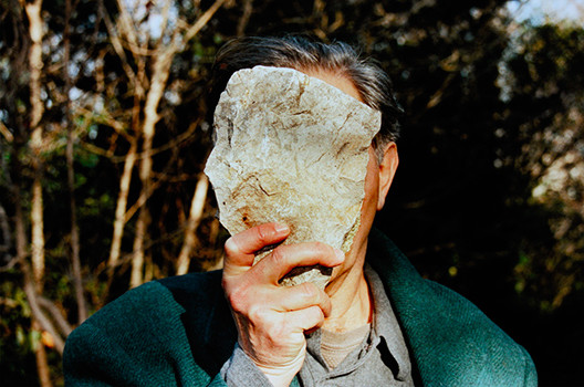 Jimmie-Durham. "Self portrait pretending to be a stone statue of myself (2006).